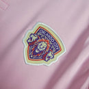 Kit Infantil Orlando City Away 2024/25 Adidas Rosa – camisa rosa com detalhes em roxo e branco e shorts combinando, uniforme infantil oficial do Orlando City, leve, respirável e confortável para crianças de 3 a 13 anos