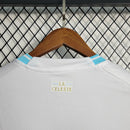 Camisa Uruguai Away II 2022/23 Puma Torcedor Masculina branca, com detalhes em azul celeste e preto, tecido leve e respirável, ideal para torcedores da seleção uruguaia
Camisa Uruguai Away II 2022/23
Camisa Uruguai Puma branca masculina
Camisa Away Uruguai 2022/23
Camisa seleção uruguaia fora de casa
Camisa Celeste Away masculina
Camisa Uruguai torcedor branca
Uniforme Uruguai Away 2022/23
Camisa Uruguai futebol masculina
Camisa Uruguai Puma Away branca