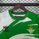 Camisa Real Betis 2025/26 Edição Naruto Torcedor Masculina verde e branco frente completa