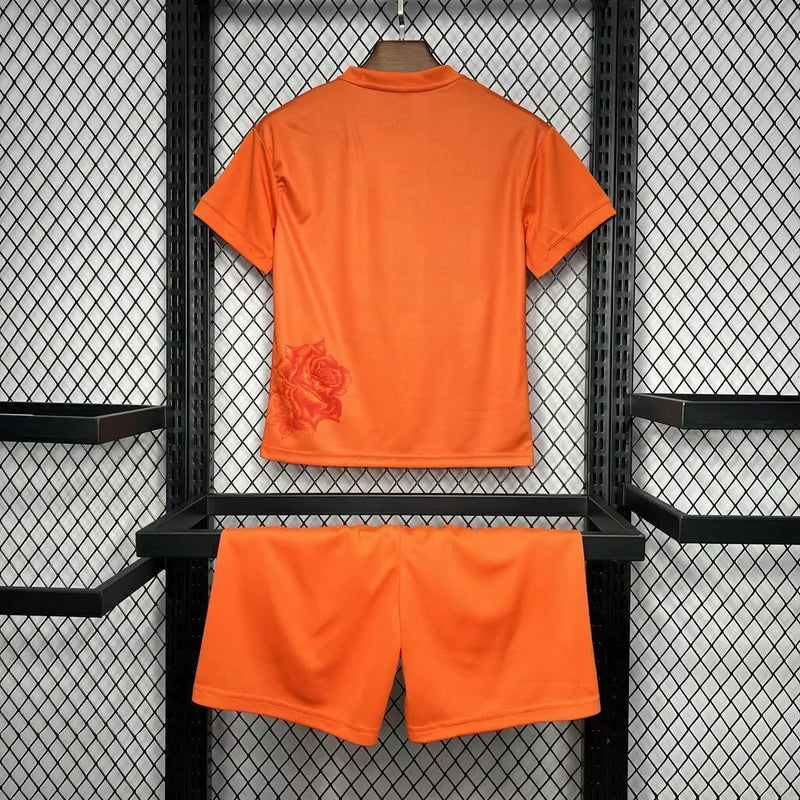 “Kit infantil Real Madrid 2024/25 Edição Y-3 Laranja completo, camisa e shorts oficiais, uniforme infantil licenciado do clube espanhol para jovens torcedores