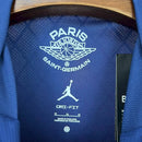 Criança vestindo o Kit Infantil PSG IV 2025/26 Jordan – Uniforme confortável e estiloso para treinos e lazer