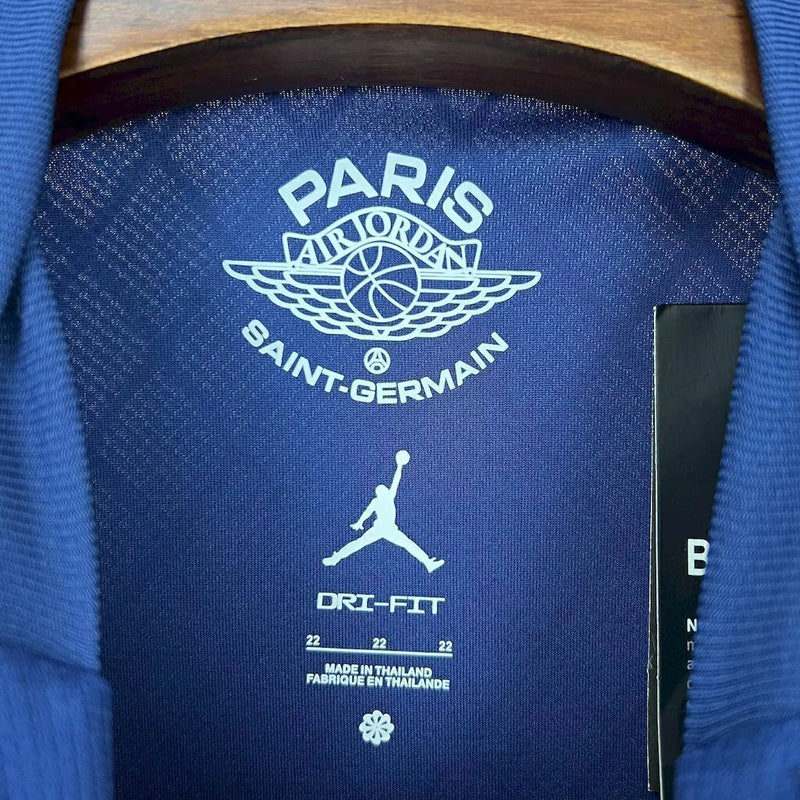 Criança vestindo o Kit Infantil PSG IV 2025/26 Jordan – Uniforme confortável e estiloso para treinos e lazer