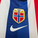 Camisa Noruega Home I 2024/25 Nike masculina vermelha com detalhes em azul e branco, gola careca, mangas curtas e tecido leve respirável para torcedores