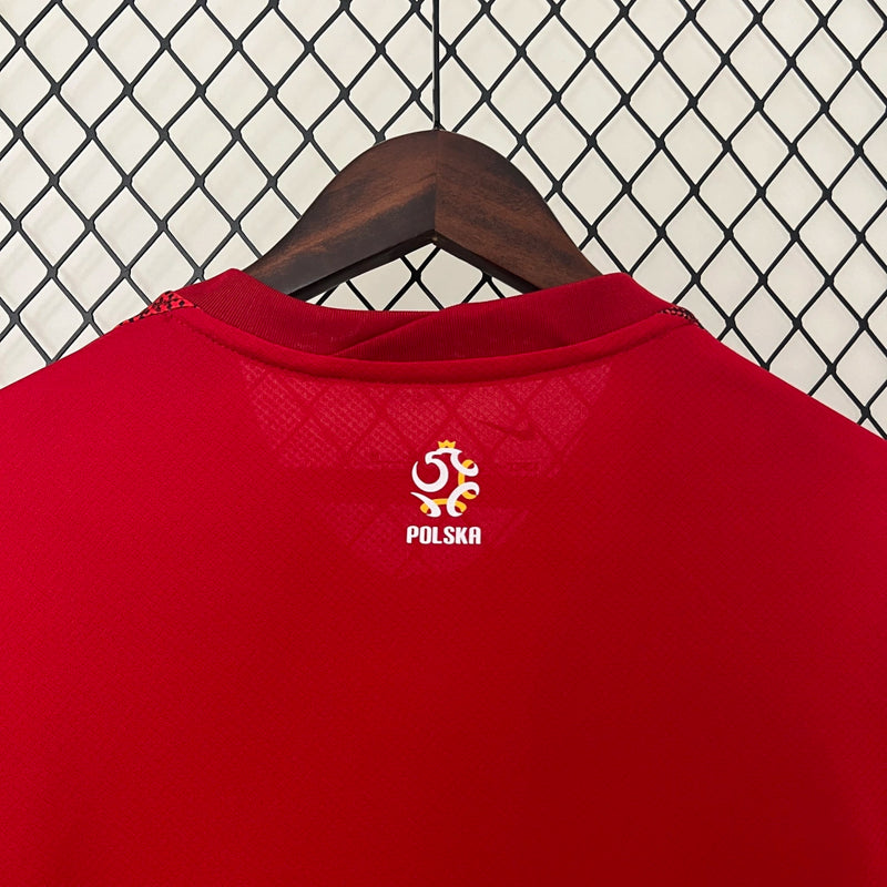 Camisa Polônia Away II 2024/25 Nike Torcedor Masculina, vermelha, com escudo da seleção polonesa e logo Nike em destaque, feita em tecido leve e respirável, modelo masculino com caimento confortável, ideal para jogos e uso casual.”