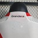 Texto alternativo para imagem:
"Camisa River Plate Home (1) 2023/24 Adidas Jogador Masculina branca com faixa diagonal vermelha, escudo aplicado em silicone 3D, logo Adidas e tecnologia HEAT.RDY, versão oficial usada pelos jogadores."

