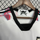 Camisa Japão Edição One Piece 2024/25 Adidas Torcedor Masculino - modelo branco, colaboração especial com design inspirado no anime One Piece, escudo da seleção e logo Adidas em destaque.