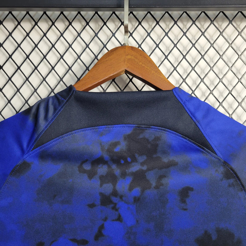 Camisa Estados Unidos Away II 2022/23 Nike Torcedor Masculina azul, uniforme alternativo USA soccer, escudo bordado no peito, tecido leve e respirável, corte masculino."
camisa Estados Unidos 2022/23 azul
camisa USA soccer Away masculina
camisa seleção EUA torcedor
uniforme alternativo Estados Unidos