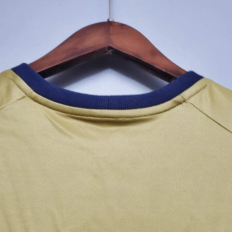 Camisa Itália Goleiro 2006/07 Puma Retrô masculina, dourada, com escudo da seleção italiana no peito e detalhes clássicos da temporada 2006/07, feita em tecido leve e confortável, ideal para colecionadores, fãs de futebol histórico e uso casual.”