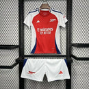 "Kit Infantil Arsenal Home (1) 2024/25 Adidas oficial, camisa vermelha com detalhes brancos, escudo do Arsenal em destaque, shorts combinando, uniforme completo para crianças de 3 a 13 anos"