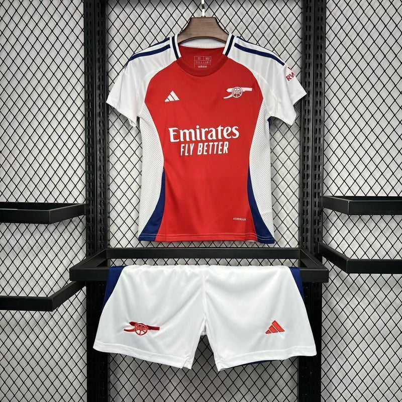 "Kit Infantil Arsenal Home (1) 2024/25 Adidas oficial, camisa vermelha com detalhes brancos, escudo do Arsenal em destaque, shorts combinando, uniforme completo para crianças de 3 a 13 anos"