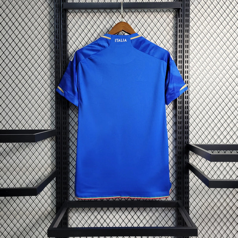 Camisa Itália Home I 2023/24 Adidas Torcedor masculina, azul, com escudo da seleção italiana no peito e três listras Adidas nos ombros, feita em tecido leve e respirável, modelo com caimento torcedor mais solto e confortável, ideal para torcer com estilo e autenticidade.”