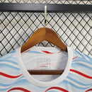 Texto alternativo para imagem:
Camisa River Plate Pré-Jogo 2024/25 Adidas Torcedor Masculina preta com detalhes gráficos em vermelho e branco, escudo do River Plate no peito e logo da Adidas estampado, modelo oficial para aquecimento dos jogadores.

