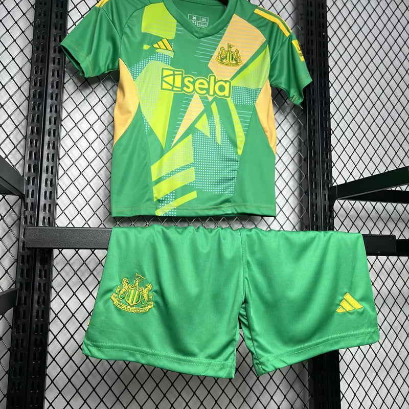 Kit Infantil Newcastle United Goleiro Home I 2024/25 Adidas verde com camisa e short, tecido leve e respirável, ideal para pequenos goleiros do clube inglês com estilo e conforto."