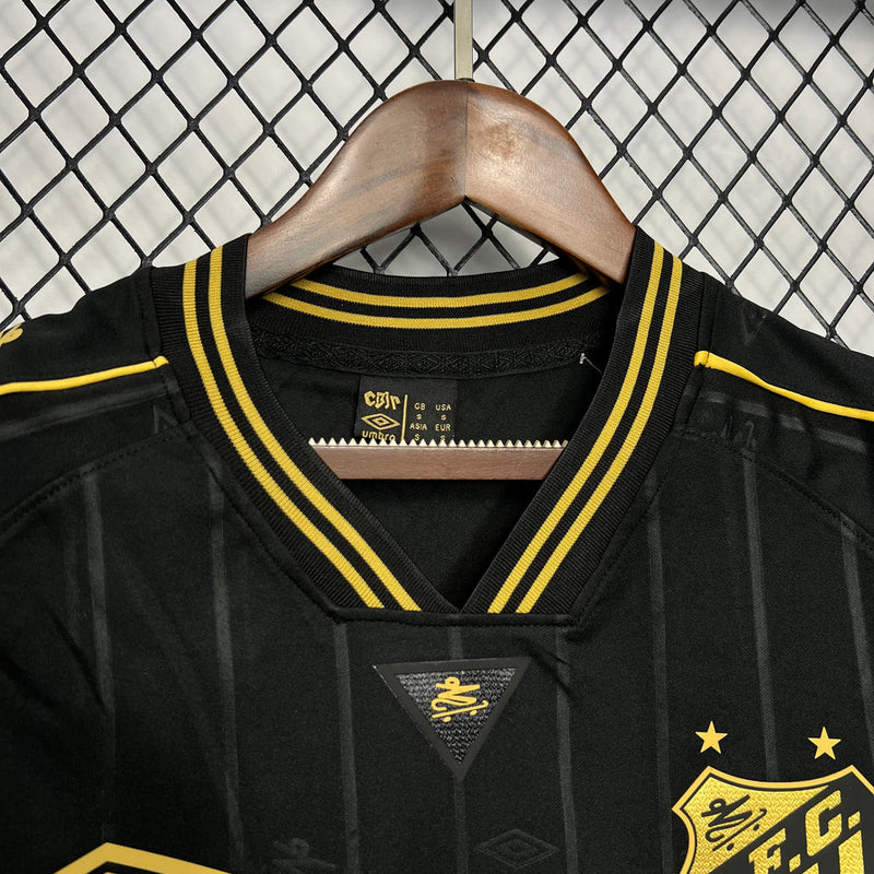 Camisa Santos Charlie Brown Jr 2024/25 Umbro detalhe do escudo e elementos gráficos da banda