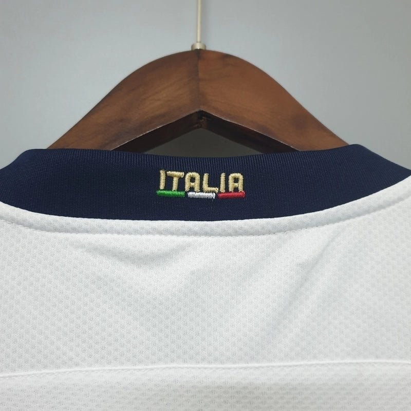 Camisa Itália Away II 2020/21 Puma Torcedor masculina, branca, com escudo da seleção italiana no peito e detalhes sutis da Puma, feita em tecido leve e respirável, modelo com caimento confortável, ideal para torcer, treinos leves e uso casual.”