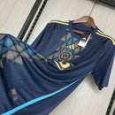 Camisa Philadelphia Union Home I 2024/25 Adidas Torcedor Masculina azul – uniforme principal do time com design moderno e detalhes em dourado, simbolizando a força e tradição do clube. Ideal para torcedores que valorizam conforto, estilo e identidade esportiva.