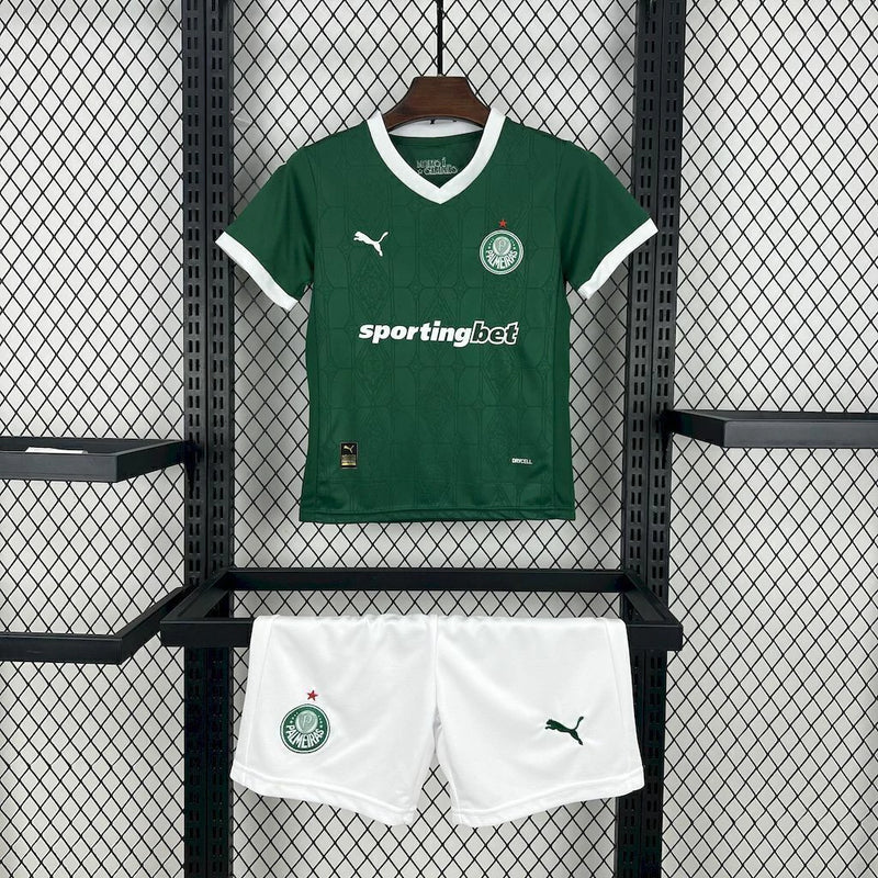 Kit Infantil Palmeiras Home (1) 2025/26 Puma – uniforme oficial infantil com camisa verde, short branco e meião, ideal para pequenos torcedores do Verdão.