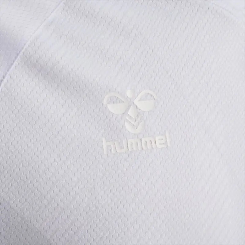 Camisa Dinamarca Away II 2022/23 Hummel Torcedor Masculina, branca, com escudo da seleção dinamarquesa e logo Hummel em destaque, feita em tecido leve e respirável, modelo masculino com caimento confortável, ideal para jogos e uso casual.”