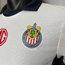 Camisa Chivas Guadalajara Away II 2024/25 Puma Jogador Branca, uniforme mexicano, escudo premium, tecnologia DryCELL, versão atleta"