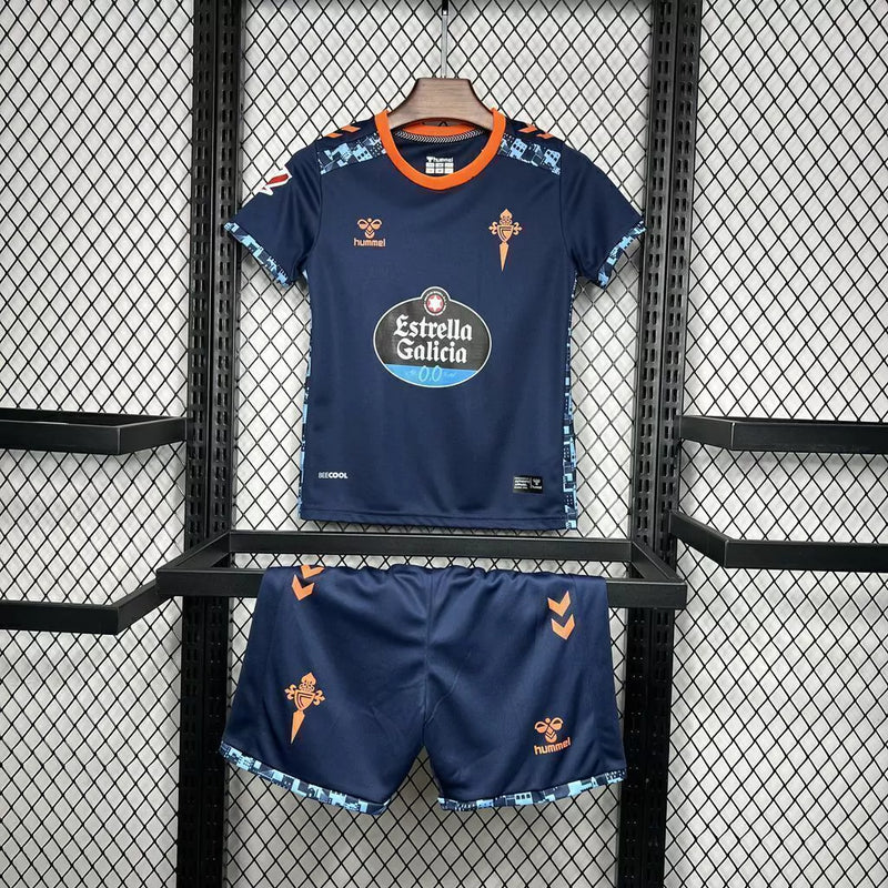 Kit Infantil Celta de Vigo Away II 2024/25 Hummel com camisa e short, uniforme infantil azul e branco, tecido leve e respirável, ideal para jogos, treinos e jovens torcedores."