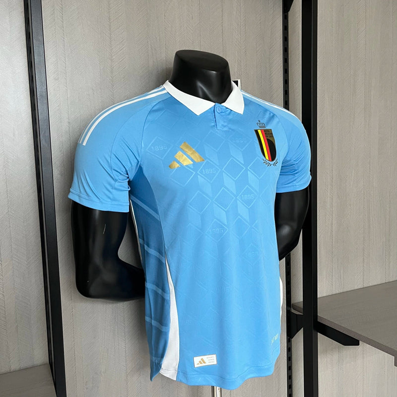 Camisa Bélgica Away II 2024/25 Adidas Jogador masculina, azul com detalhes em amarelo, escudo da seleção belga no peito e três listras Adidas nos ombros, modelo com caimento justo e tecnologia HEAT.RDY para ventilação e conforto, ideal para treinos intensos e torcer com estilo.”
