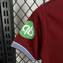 "Kit Infantil West Ham Home (1) 2025/26 Umbro oficial, camisa claret & blue com escudo do West Ham United em destaque, shorts combinando, uniforme completo para crianças de 3 a 13 anos"