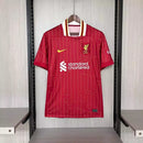 Camisa Liverpool Home I 2024/25 Nike Torcedor Masculina vermelha, com escudo dos Reds e tecnologia Dri-FIT para conforto e respirabilidade, ideal para jogos e torcedores apaixonados."