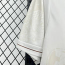 Camisa Napoli Away II 2025/26 EA7 Torcedor Masculina branca com detalhes metálicos em azul e prata, escudo cromado e gola moderna, unindo elegância e tecnologia no estilo futurista do clube napolitano.