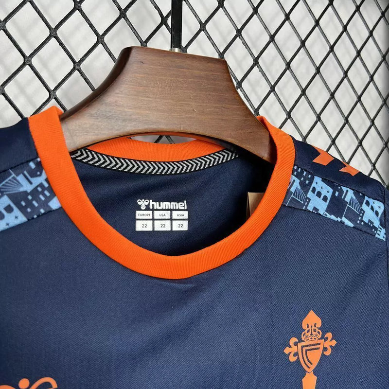 Kit Infantil Celta de Vigo Away II 2024/25 Hummel com camisa e short, uniforme infantil azul e branco, tecido leve e respirável, ideal para jogos, treinos e jovens torcedores."