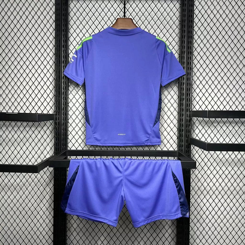 Kit Infantil Manchester United Goleiro 2024/25 Adidas oficial, camisa em cores vibrantes com escudo do Manchester United em destaque, shorts combinando, uniforme completo para crianças de 3 a 13 anos"
