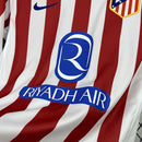 Camisa Atlético de Madrid Home I 2025/26 Nike Torcedor Masculina com listras vermelhas e azuis, gola e punhos diferenciados, tecido leve e respirável, perfeita para crianças torcedoras do Atlético de Madrid”