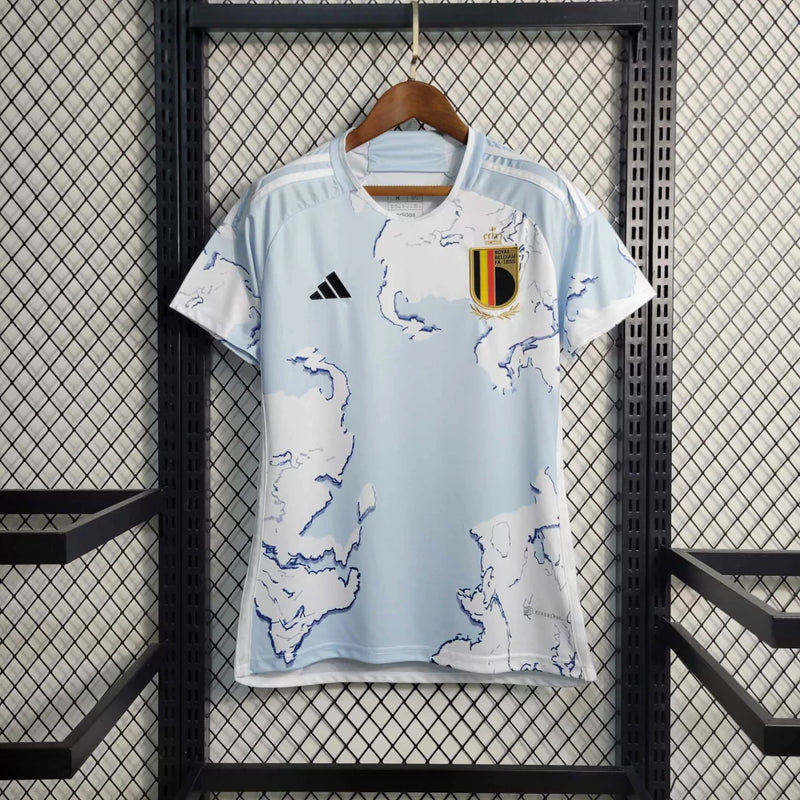 Camisa Bélgica Away II 2023/24 Adidas feminina, corte ajustado ao corpo, azul com detalhes em amarelo, escudo da seleção belga no peito e três listras Adidas nos ombros, tecido leve e respirável, ideal para treinos, jogos e torcer com estilo e conforto.”