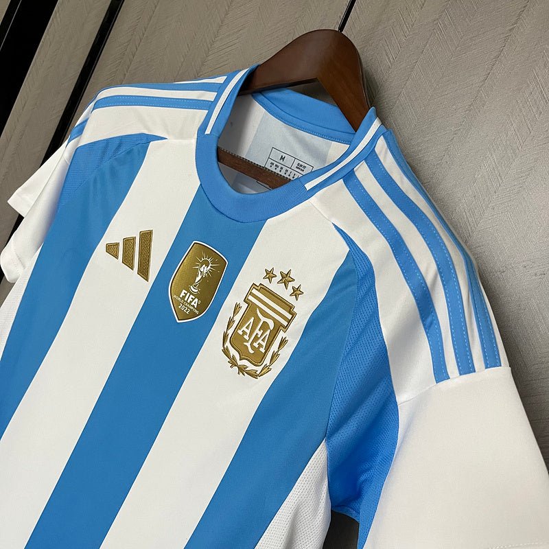 Camisa Argentina Home 2024/25 Torcedor Masculina Adidas com Patch de Campeão – , branca e azul celeste