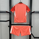 "Kit Infantil Real Madrid Goleiro 2025/26 Adidas, camiseta e shorts oficiais em cores sóbrias, disponível para crianças de 3-4 a 12-13 anos, confortável e ideal para pequenos goleiros e torcedores mirins."
