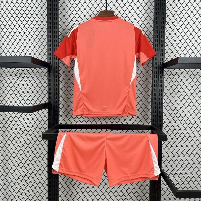 "Kit Infantil Real Madrid Goleiro 2025/26 Adidas, camiseta e shorts oficiais em cores sóbrias, disponível para crianças de 3-4 a 12-13 anos, confortável e ideal para pequenos goleiros e torcedores mirins."