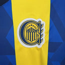 Camisa Rosario Central Home I 2025/26 Torcedor Masculina amarela com detalhes em azul, escudo estampado no peito e design clássico para torcedores apaixonados."