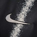 Camisa Corinthians Away 2021/22 Nike Torcedor Masculina na cor preta com listras verticais brancas, escudo bordado no peito e logo da Nike. Modelo pendurado em cabide sobre fundo metálico com grade.