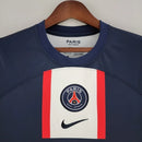 Camisa PSG Home I 2022/23 Nike Torcedor Masculina Azul, modelo tradicional com faixa central branca e detalhes vermelhos, design clássico do Paris Saint-Germain.”