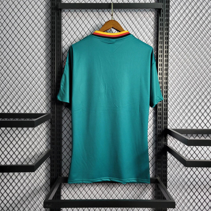 Camisa Alemanha Away II 1994/95 Adidas Retrô Masculina branca com detalhes em preto e vermelho, tecido leve e respirável, corte masculino – ideal para torcer, colecionar e uso casual.