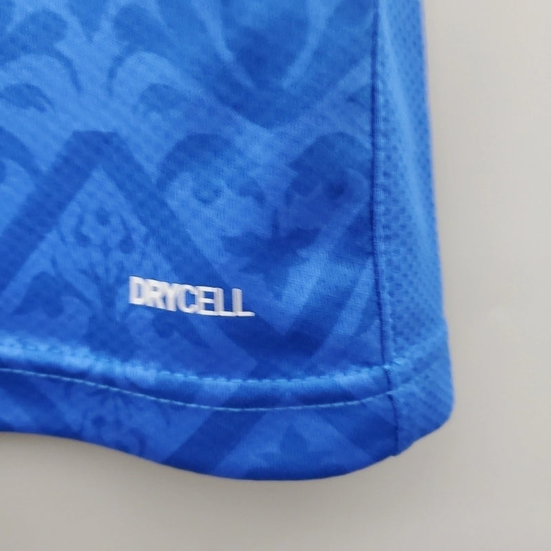 “Camisa Itália Home I 2020/21 Puma Retrô masculina, azul, com escudo da seleção italiana no peito e detalhes clássicos da temporada 2020/21, feita em tecido leve e confortável, ideal para colecionadores, fãs de futebol retrô e uso casual.”