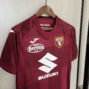“Camisa Torino Home I 2024/25 Torcedor Masculina Vinho com detalhes brancos, escudo bordado e design clássico que representa a tradição do clube italiano.”