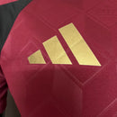 Camisa Bélgica Home I 2024/25 Adidas Jogador masculina, vinho, com escudo da seleção belga no peito, três listras Adidas nos ombros e tecnologia HEAT.RDY, modelo com caimento mais justo e tecido leve, ideal para máximo desempenho, treinos e colecionadores apaixonados.”