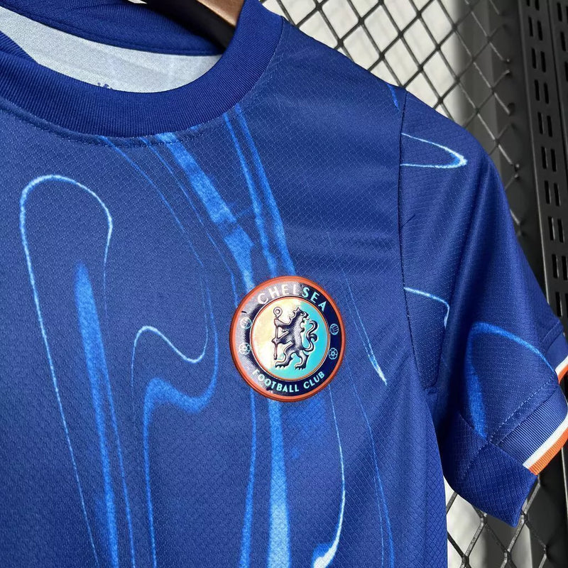 "Kit Infantil Chelsea FC Home (1) 2024/25 Nike oficial, camisa azul com escudo do Chelsea, shorts combinando, uniforme completo e confortável para crianças de 3 a 13 anos"
