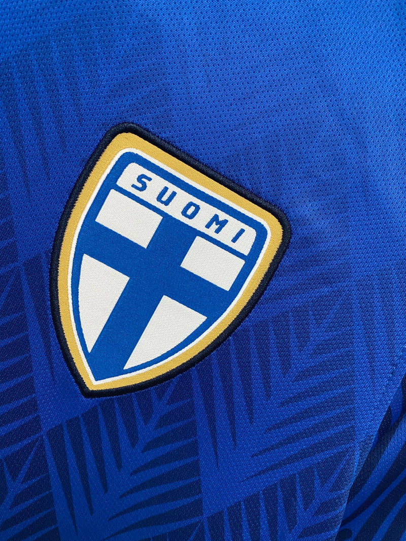 Camisa Finlândia Away II 2022/23 Nike masculina azul marinho com detalhes brancos e dourados, gola redonda e mangas curtas, modelo torcedor em tecido respirável para fãs da seleção finlandesa"