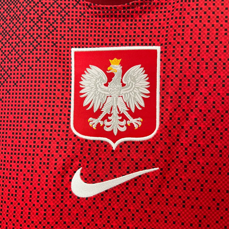 Camisa Polônia Away II 2024/25 Nike Torcedor Masculina, vermelha, com escudo da seleção polonesa e logo Nike em destaque, feita em tecido leve e respirável, modelo masculino com caimento confortável, ideal para jogos e uso casual.”