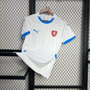 Camisa República Tcheca Away II 2024/25 Puma masculina branca com detalhes vermelhos e azuis, gola careca e tecido leve respirável para torcedores"