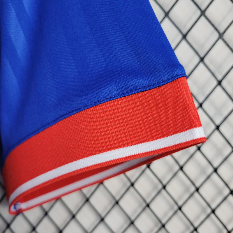 Camisa Universidad de Chile Home 2023/24 masculina azul, torcedor Adidas, uniforme futebol La U, camiseta oficial torcida, tecido respirável Climacool, design moderno e escudo do clube destacado"