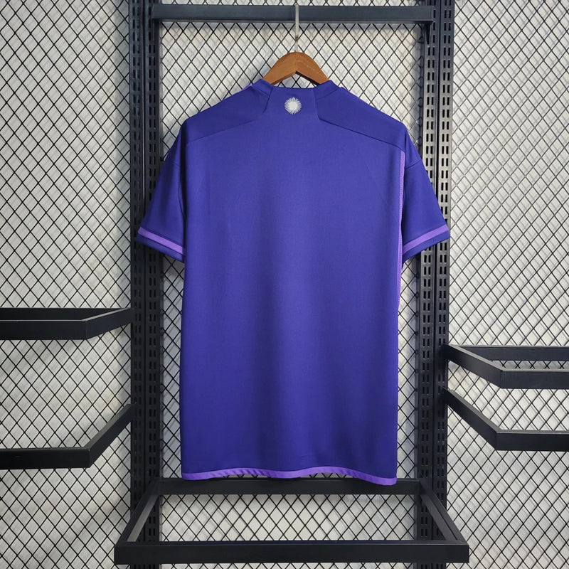 Camisa Argentina Away II 2022/23 Adidas Torcedor Masculina - uniforme oficial da seleção argentina, gola diferenciada, listras Adidas nas mangas, tecido leve e respirável, ideal para torcedores e colecionadores de futebol"