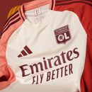 Camisa Olympique de Lyon Third III 2024/25 Nike Torcedor Masculina na cor bege, com escudo do clube bordado no peito esquerdo, logo da Nike no lado direito, gola careca e design moderno em tecido tecnológico Dri-FIT.