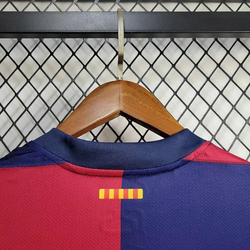"Kit Infantil Barcelona Edição Coldplay 2024/25 Nike com camisa, short e meia, uniforme exclusivo infantil em cores vibrantes, tecido leve Dri-FIT, ideal para torcedores mirins e colecionadores."
